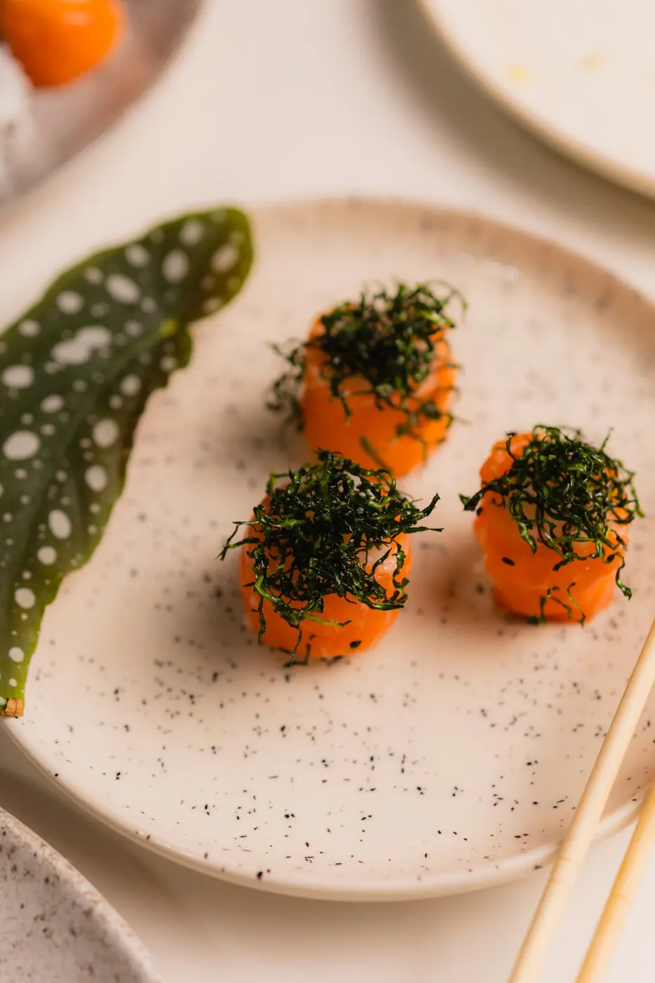 Sushi especial de salmão com couve crocante