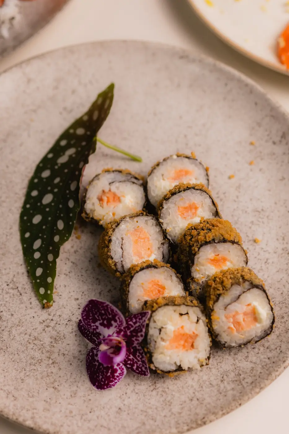 Hot rolls de salmão e cream cheese