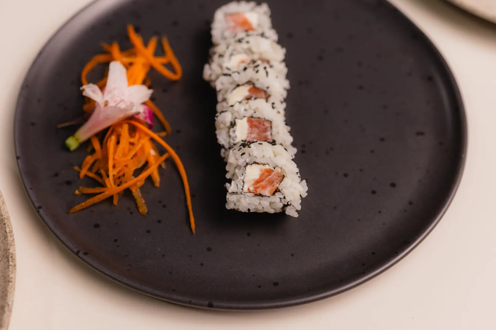 Seleção de sushi servido no Rancho