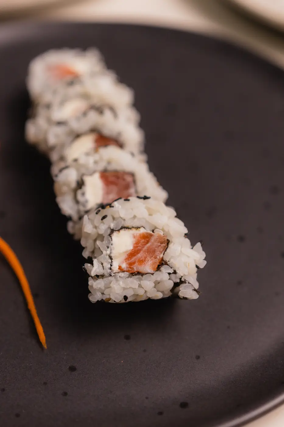 Uramaki de salmão com cream cheese